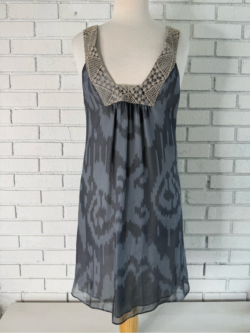 Jenni Kayne 100% Silk Gray Ikat Shift Dress Crochet Lace Neckline Size 4 Italy